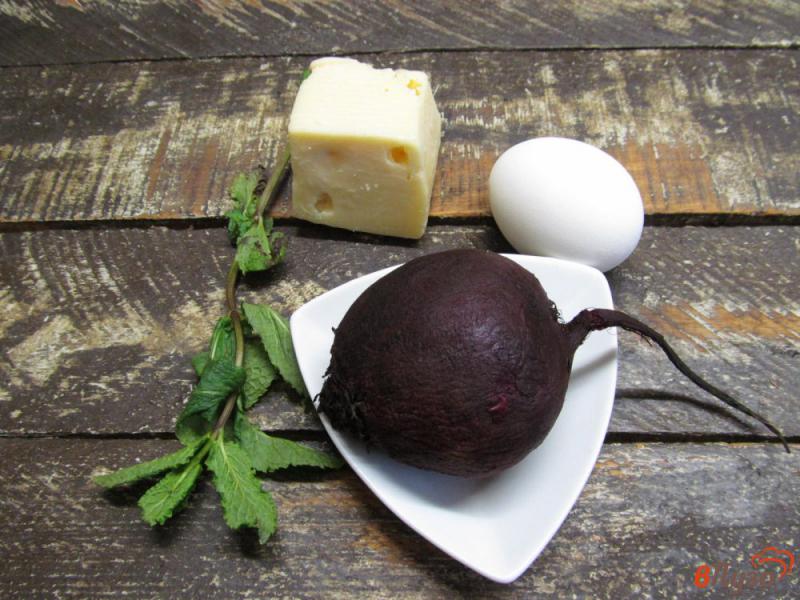 Фото приготовление рецепта: Салат из свеклы с яйцом и сыром шаг №1