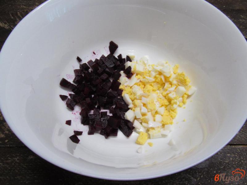 Фото приготовление рецепта: Салат из свеклы с яйцом и сыром шаг №2