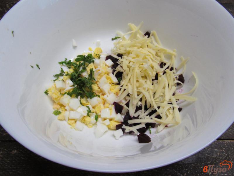 Фото приготовление рецепта: Салат из свеклы с яйцом и сыром шаг №3