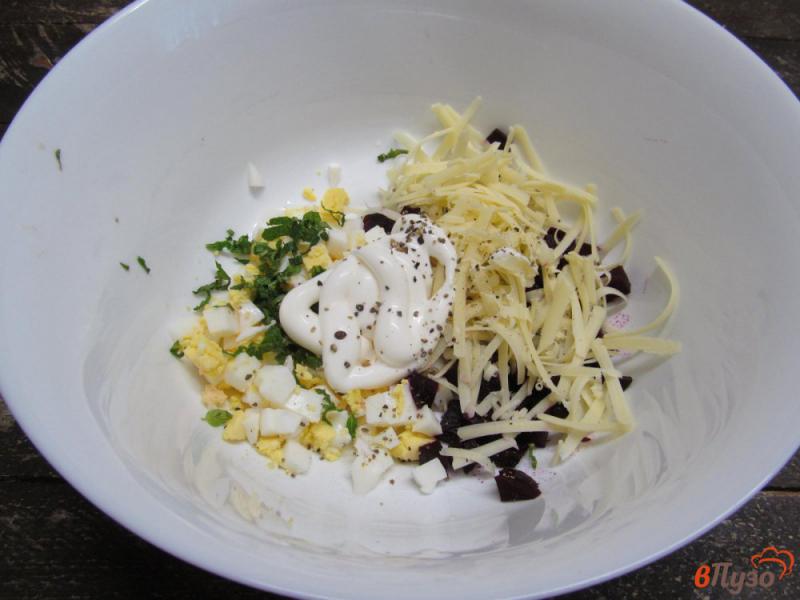 Фото приготовление рецепта: Салат из свеклы с яйцом и сыром шаг №4