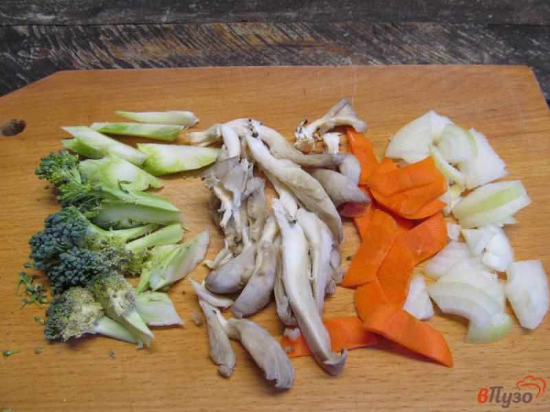 Фото приготовление рецепта: Свинина с брокколи и грибами шаг №2