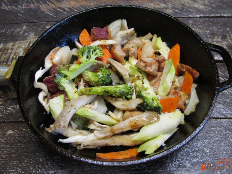 Фото приготовление рецепта: Свинина с брокколи и грибами шаг №3