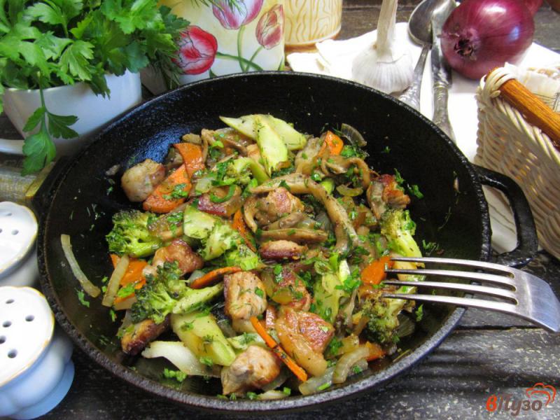 Фото приготовление рецепта: Свинина с брокколи и грибами шаг №4