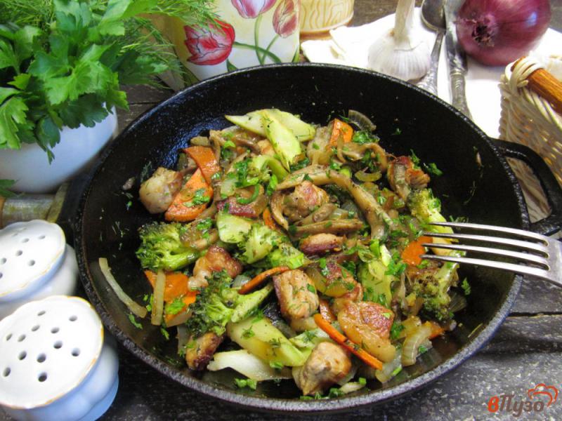 Фото приготовление рецепта: Свинина с брокколи и грибами шаг №5