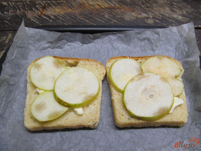 Фото приготовление рецепта: Запеченные в духовке бутерброды с ветчиной и грушей шаг №2