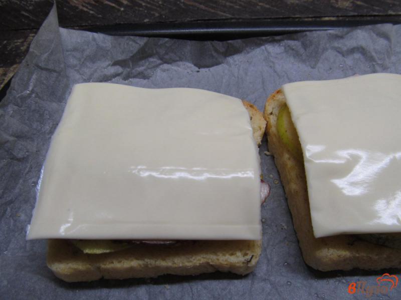 Фото приготовление рецепта: Запеченные в духовке бутерброды с ветчиной и грушей шаг №5