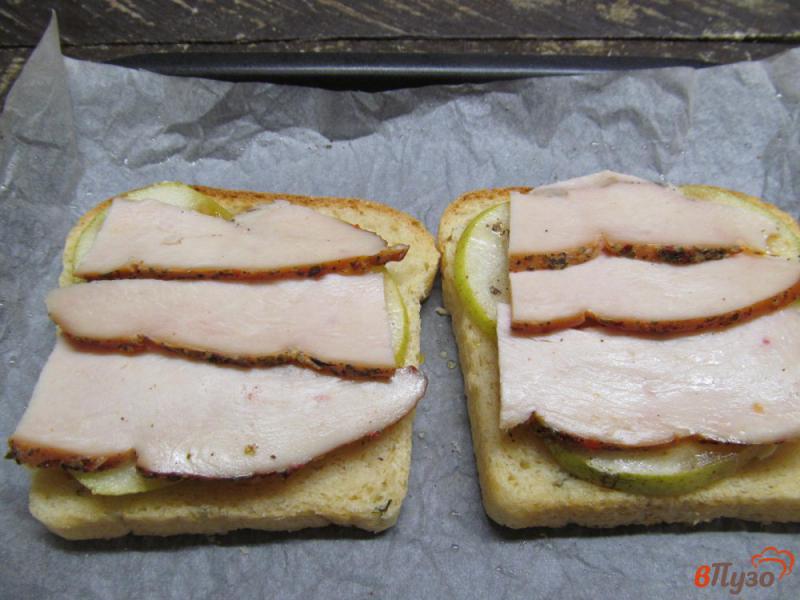 Фото приготовление рецепта: Запеченные в духовке бутерброды с ветчиной и грушей шаг №4