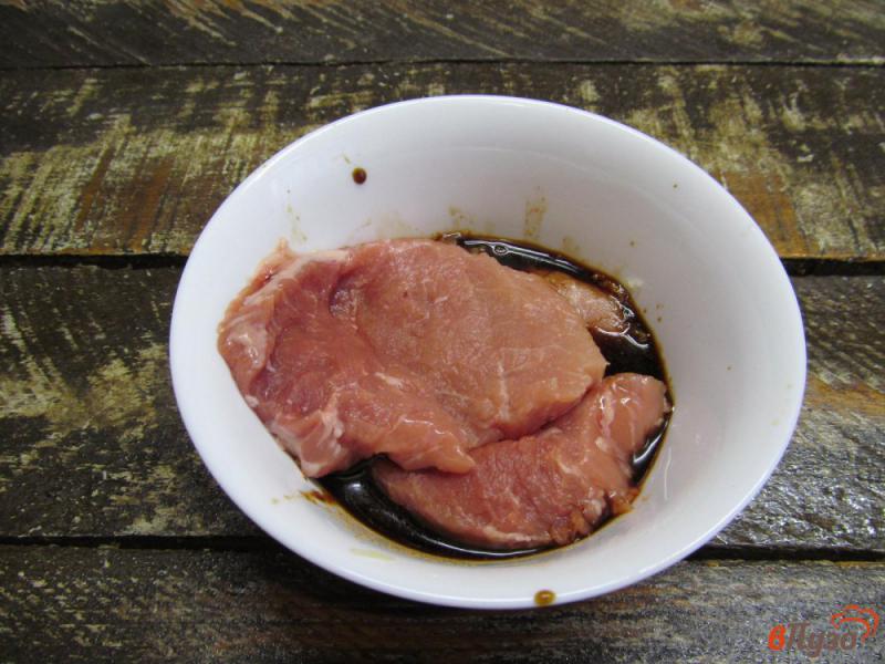 Фото приготовление рецепта: Маринованная свинина с салатом из редьки шаг №2