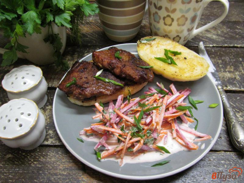 Фото приготовление рецепта: Маринованная свинина с салатом из редьки шаг №9