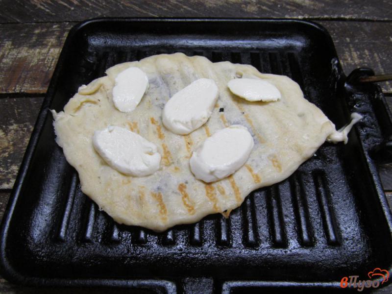 Фото приготовление рецепта: Лепешка с сыром яйцом и картофелем фри шаг №6