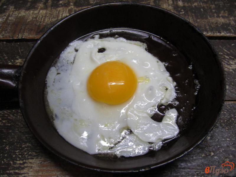 Фото приготовление рецепта: Лепешка с сыром яйцом и картофелем фри шаг №8