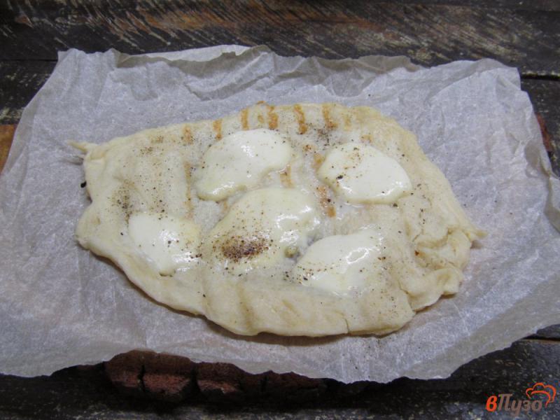 Фото приготовление рецепта: Лепешка с сыром яйцом и картофелем фри шаг №9