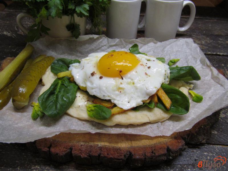 Фото приготовление рецепта: Лепешка с сыром яйцом и картофелем фри шаг №11