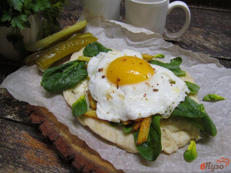 Фото приготовление рецепта: Лепешка с сыром яйцом и картофелем фри шаг №12