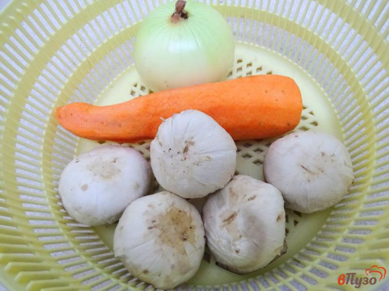 Фото приготовление рецепта: Хек жареный с овощами и грибами шаг №1