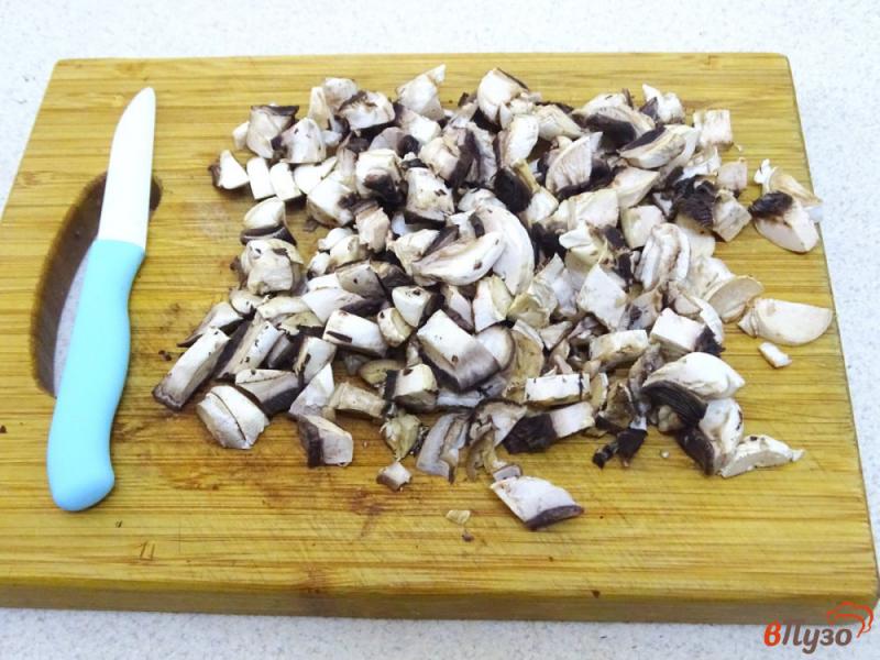 Фото приготовление рецепта: Хек жареный с овощами и грибами шаг №2