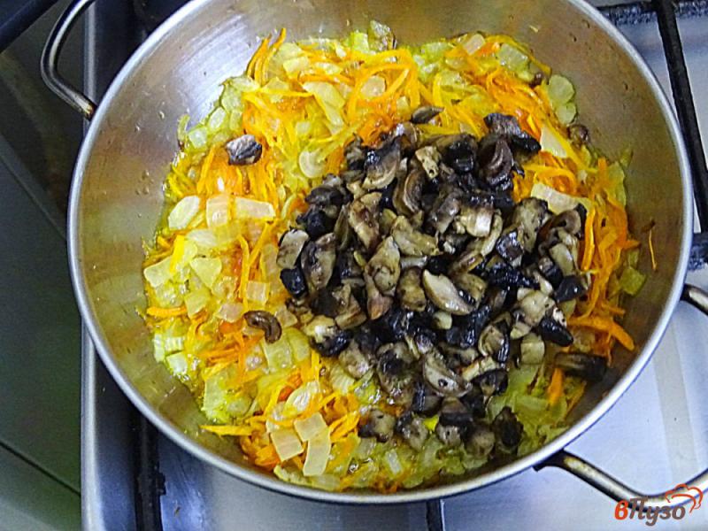 Фото приготовление рецепта: Хек жареный с овощами и грибами шаг №5