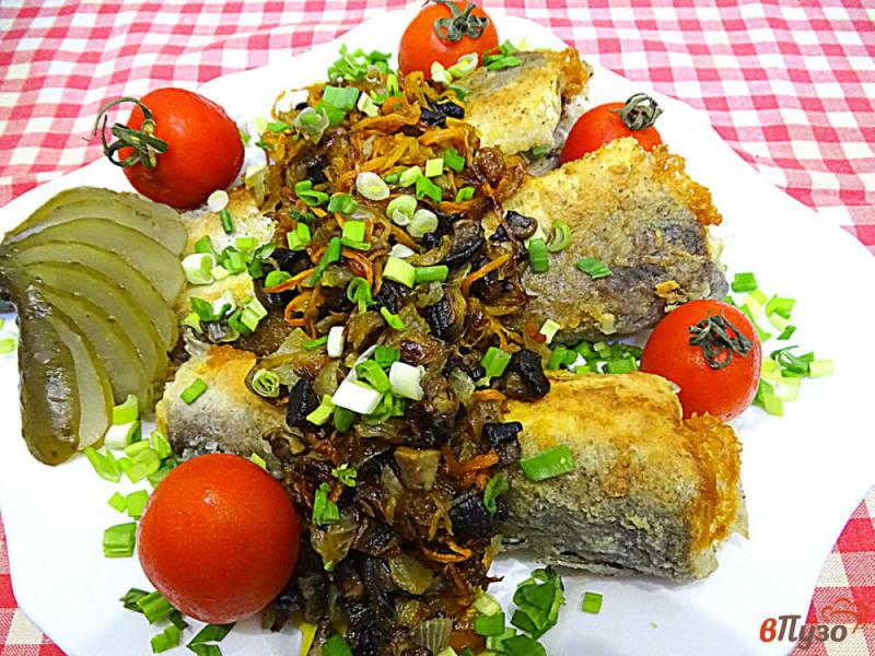Фото приготовление рецепта: Хек жареный с овощами и грибами шаг №12