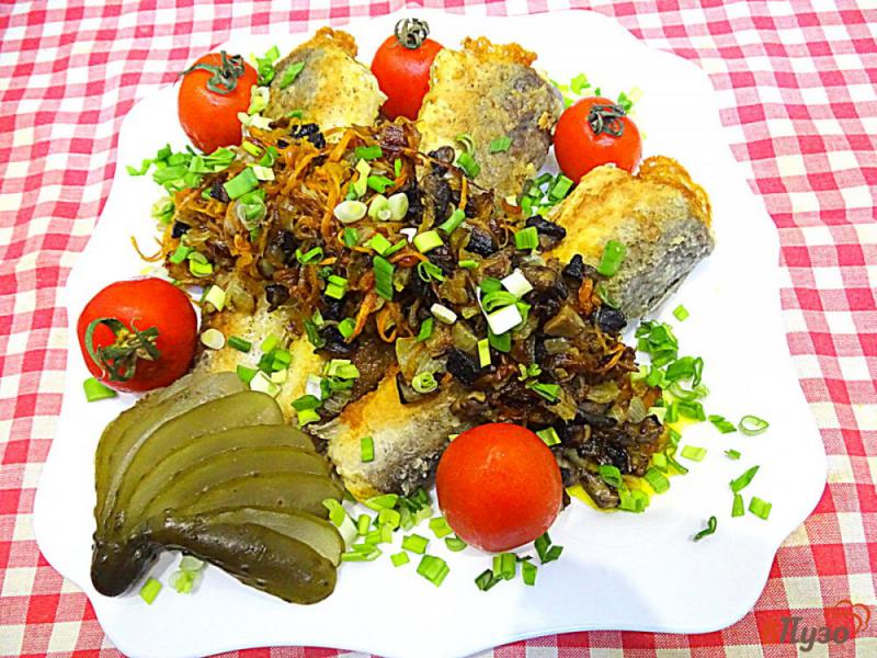 Фото приготовление рецепта: Хек жареный с овощами и грибами шаг №13