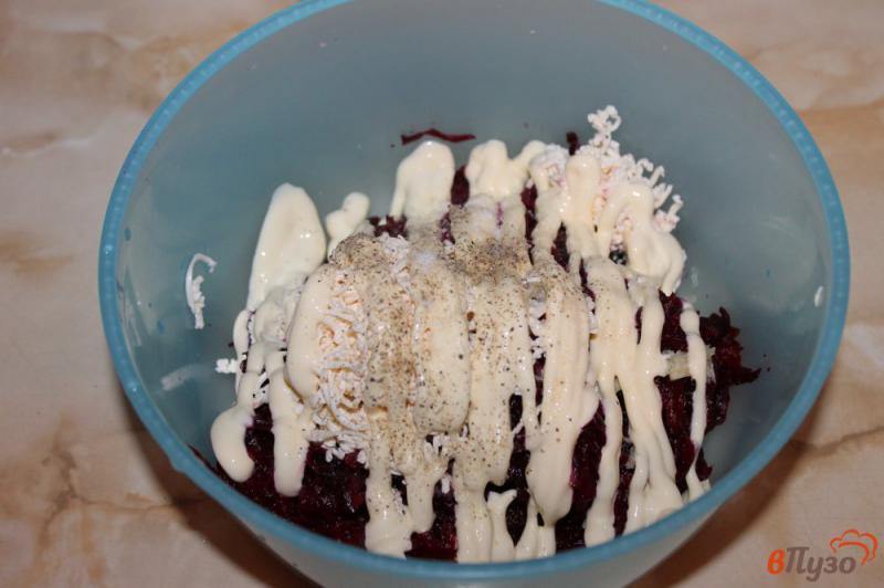 Фото приготовление рецепта: Салат из отварной свеклы с плавленым сыром и чесноком шаг №5