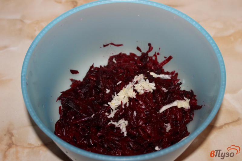 Фото приготовление рецепта: Салат из отварной свеклы с плавленым сыром и чесноком шаг №3