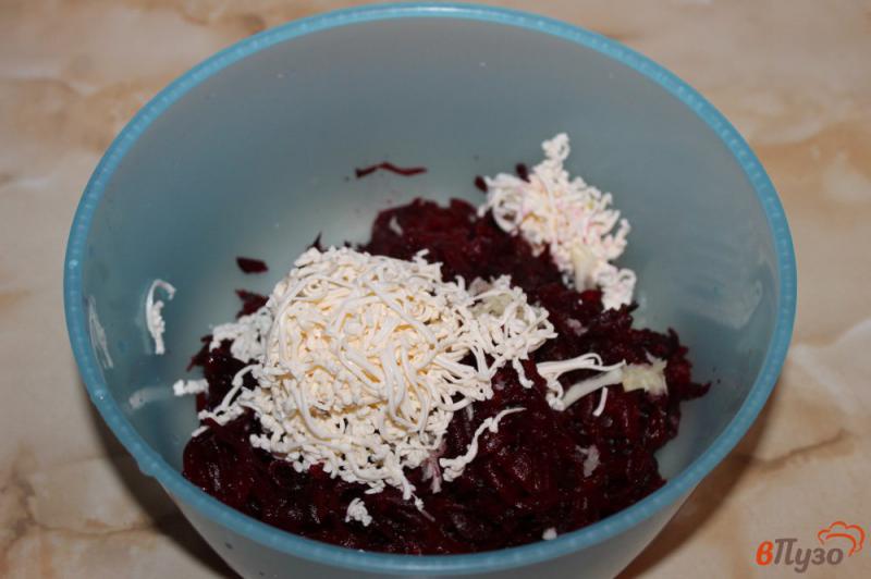 Фото приготовление рецепта: Салат из отварной свеклы с плавленым сыром и чесноком шаг №4