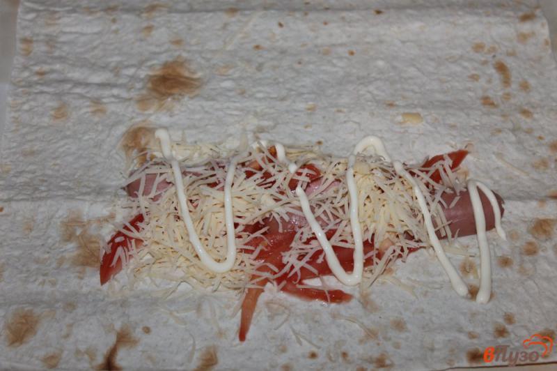 Фото приготовление рецепта: Сосиска с сыром и помидорами в лаваше на завтрак шаг №4