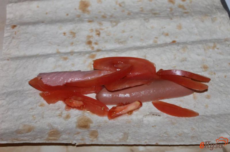 Фото приготовление рецепта: Сосиска с сыром и помидорами в лаваше на завтрак шаг №2