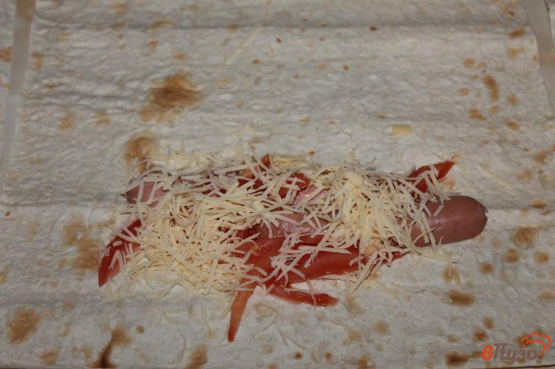 Фото приготовление рецепта: Сосиска с сыром и помидорами в лаваше на завтрак шаг №3