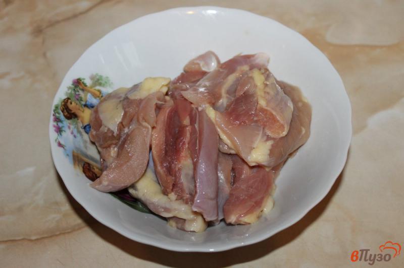 Фото приготовление рецепта: Тушеные куриные бедра в сливочном соусе шаг №1