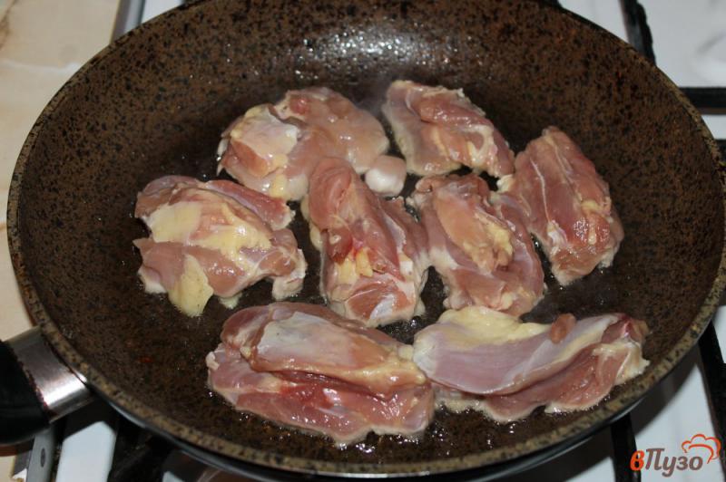 Фото приготовление рецепта: Тушеные куриные бедра в сливочном соусе шаг №2
