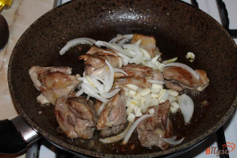 Фото приготовление рецепта: Тушеные куриные бедра в сливочном соусе шаг №3