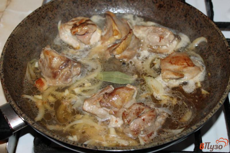 Фото приготовление рецепта: Тушеные куриные бедра в сливочном соусе шаг №4
