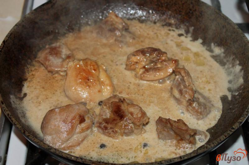 Фото приготовление рецепта: Тушеные куриные бедра в сливочном соусе шаг №5