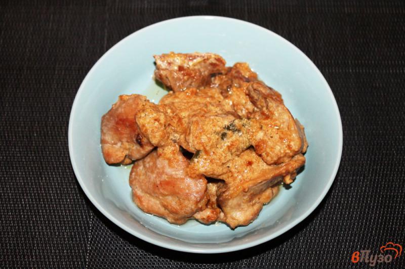 Фото приготовление рецепта: Тушеные куриные бедра в сливочном соусе шаг №6