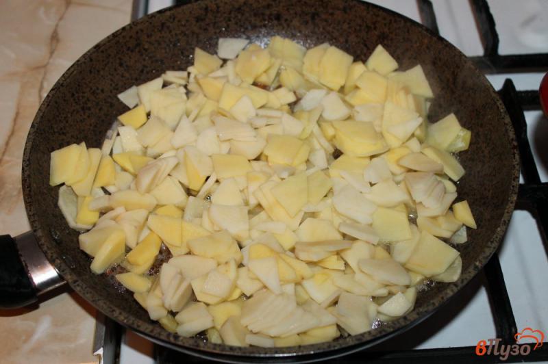 Фото приготовление рецепта: Жареный картофель с перцем и яйцом шаг №3
