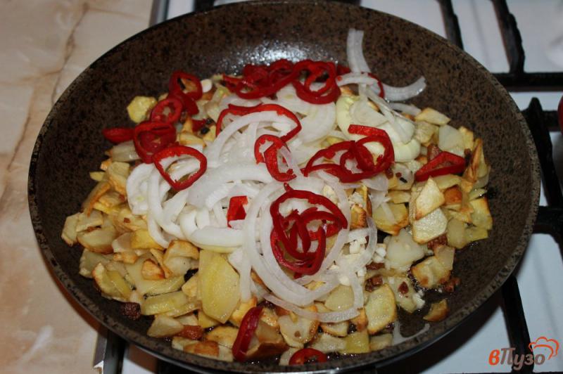 Фото приготовление рецепта: Жареный картофель с перцем и яйцом шаг №4