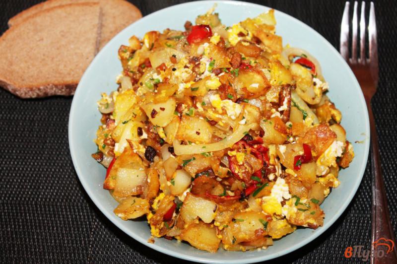 Фото приготовление рецепта: Жареный картофель с перцем и яйцом шаг №6