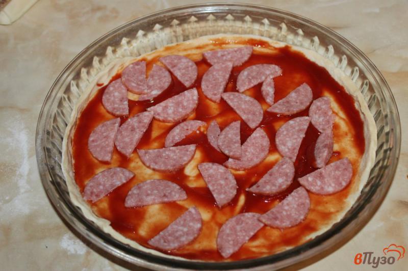Фото приготовление рецепта: Пицца с грибами, колбасой и сыром шаг №3