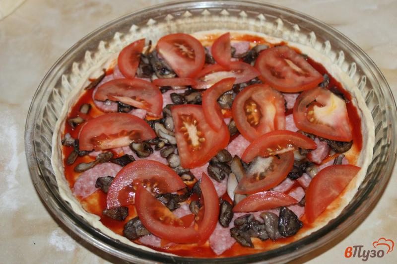 Фото приготовление рецепта: Пицца с грибами, колбасой и сыром шаг №4