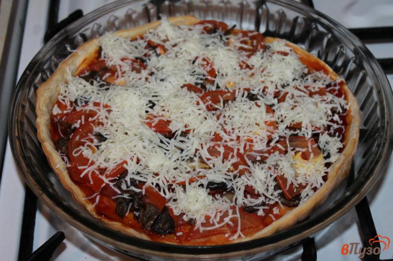 Фото приготовление рецепта: Пицца с грибами, колбасой и сыром шаг №5