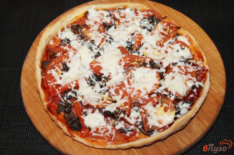 Фото приготовление рецепта: Пицца с грибами, колбасой и сыром шаг №6