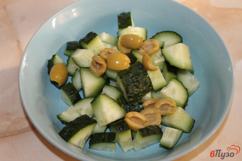 Фото приготовление рецепта: Салат из огурца, сыра и оливок шаг №2