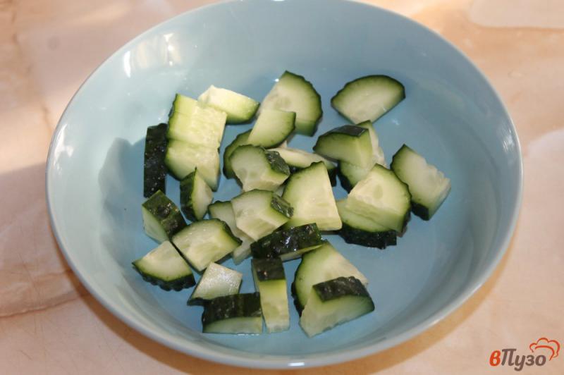 Фото приготовление рецепта: Салат из огурца, сыра и оливок шаг №1