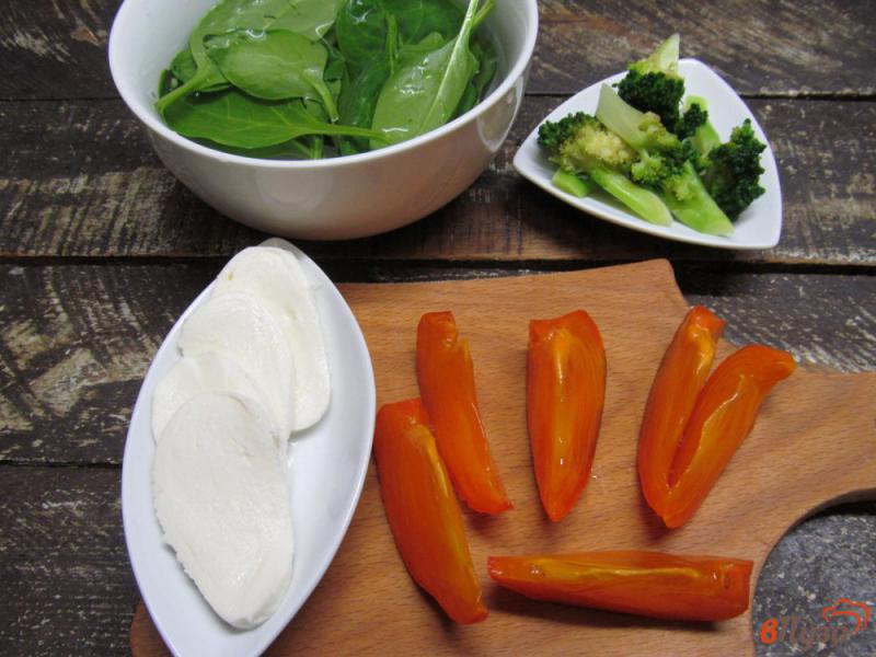 Фото приготовление рецепта: Легкий салат из хурмы с брокколи шаг №2