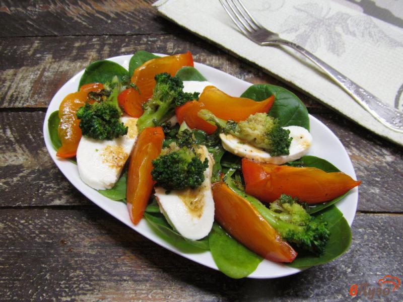 Фото приготовление рецепта: Легкий салат из хурмы с брокколи шаг №5