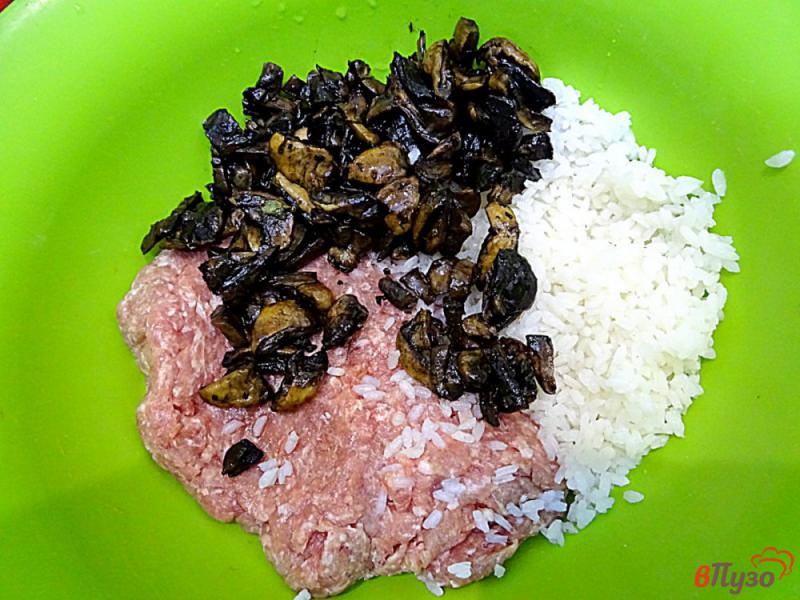 Фото приготовление рецепта: Перец фаршированный фаршем, рисом и грибами шаг №3