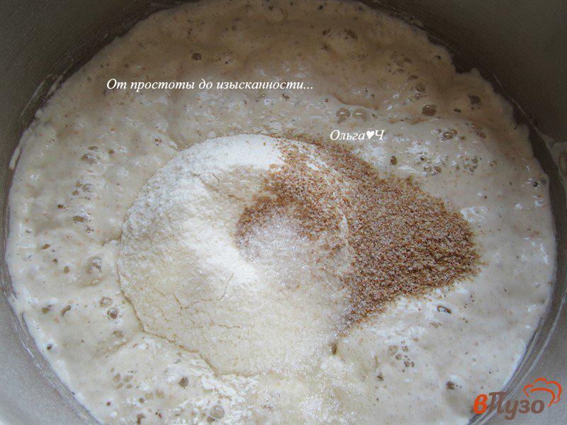 Фото приготовление рецепта: Пшенично-ржаной хлеб с паприкой и луком шаг №5