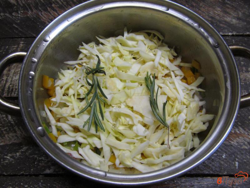 Фото приготовление рецепта: Сливочный суп с капустой и фасолью шаг №2