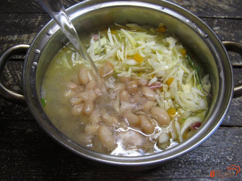Фото приготовление рецепта: Сливочный суп с капустой и фасолью шаг №4